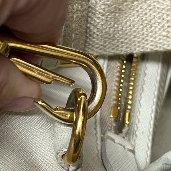 Selling this much loved authentic Prada hand bag with or without shoulder strap - Picture 8 of 9